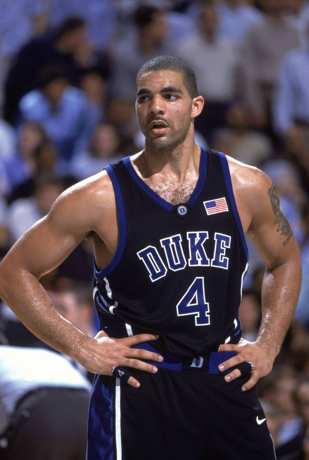 布泽尔02年和姚明一起通过选秀加入了nba,可是他和姚明的状元身份天壤