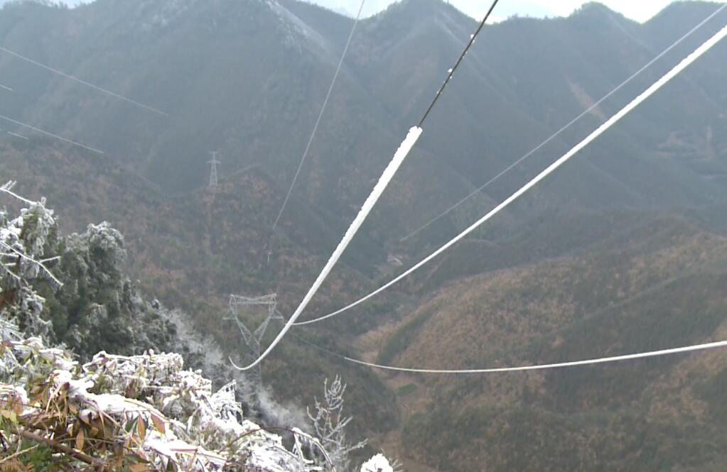 移动直流融冰车 据介绍,近年来国网衢州供电公司曾多次开展直流融冰及