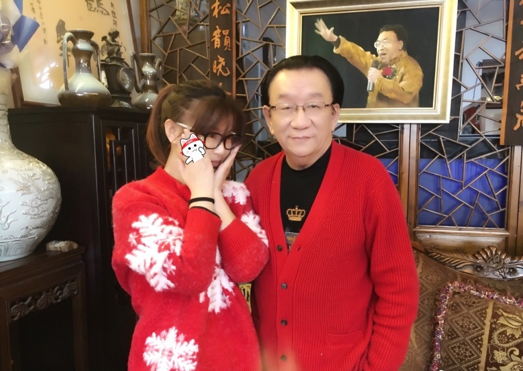 侯耀华与妙龄女子亲密合影该子女称是他唯一女朋友