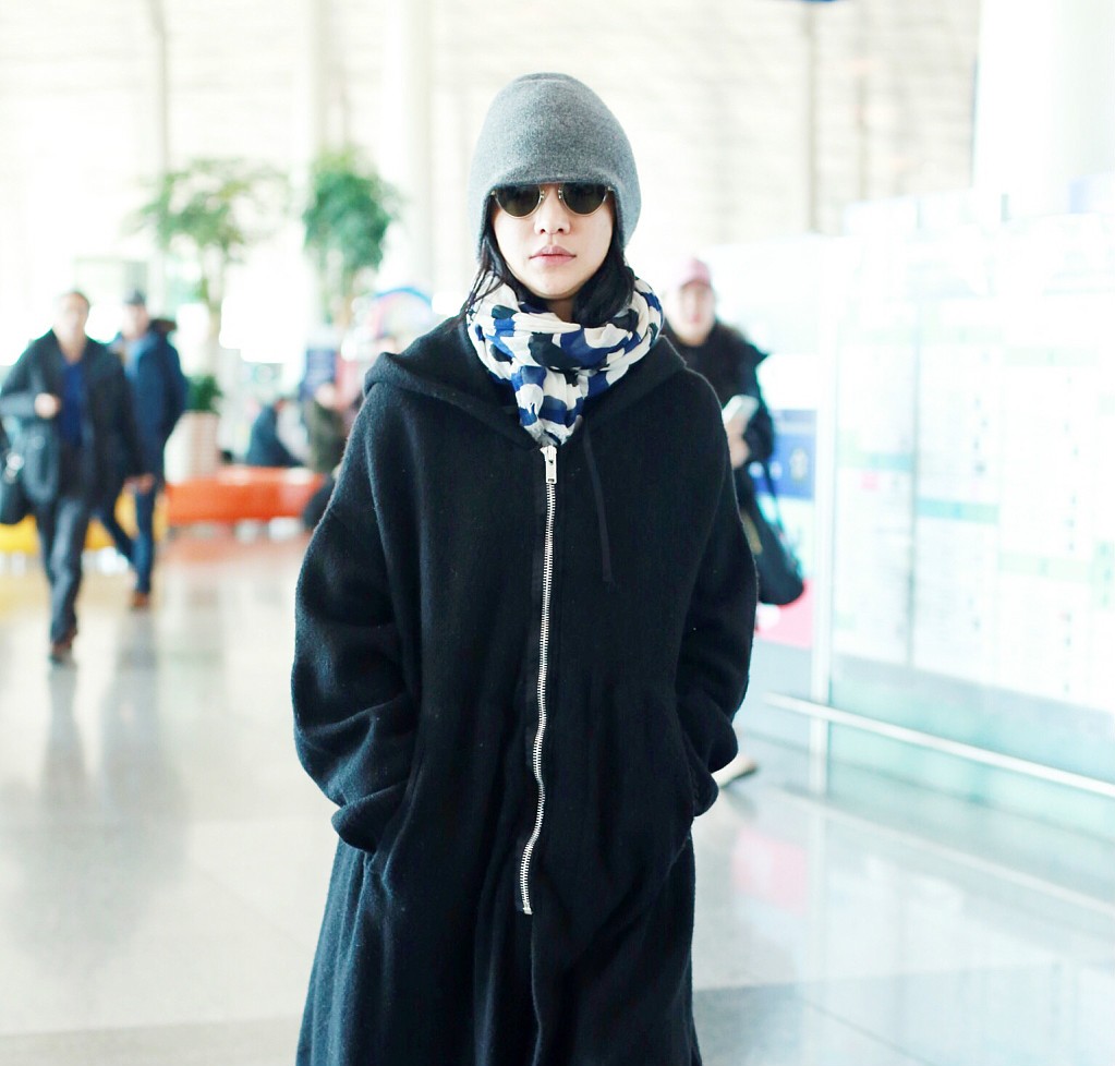 周迅现身北京机场 素颜出镜低调十足浑身散发文艺气息