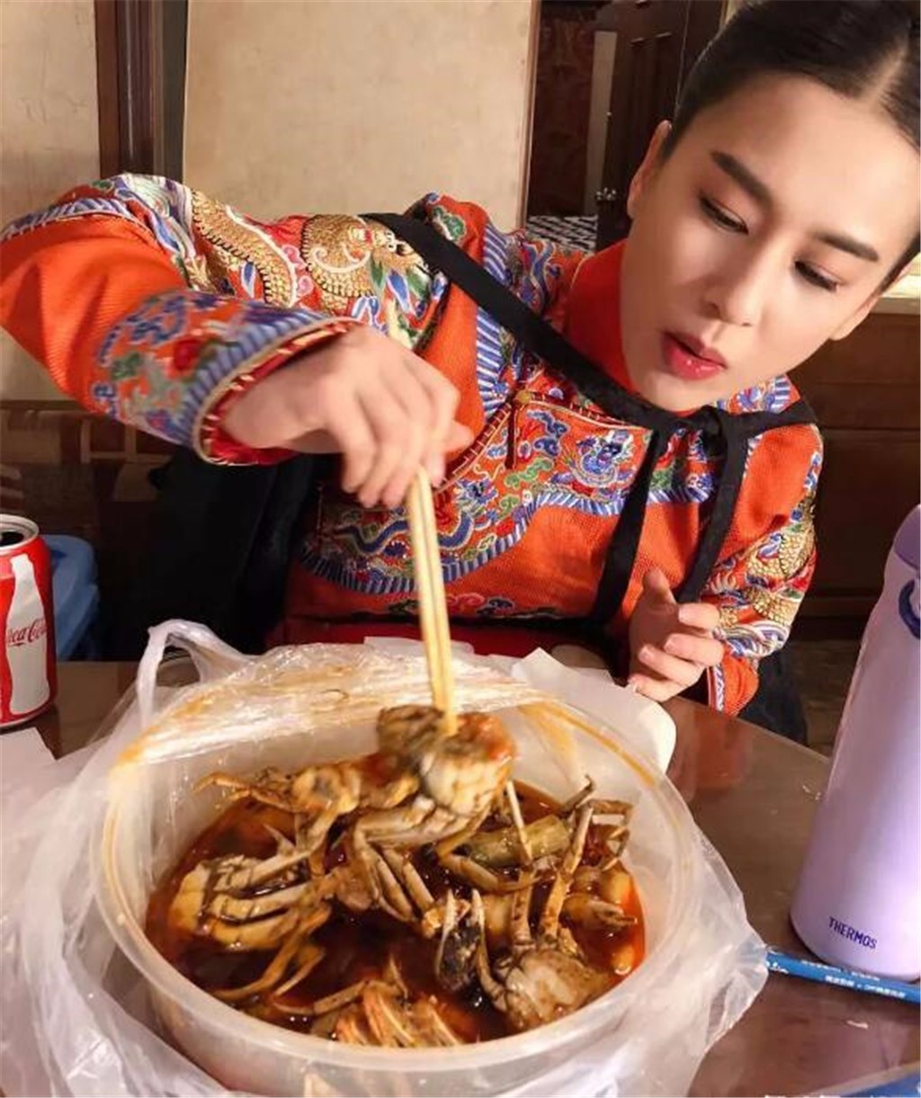 黄圣依吃螃蟹晒照,表情丰富堪称表情包,网友:比台上演技好多了