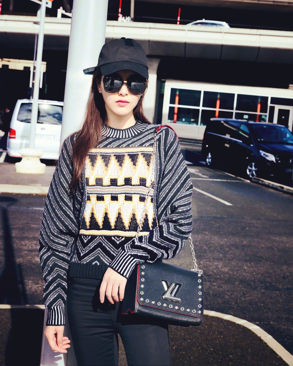 唐嫣身着路易威登几何图案提花毛衫搭配 twist系列黑色lv包包,arch
