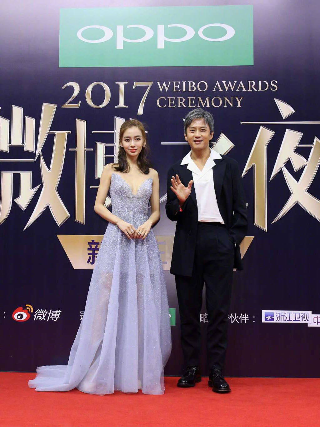 杨紫为增高不会走路了!angelababy教她穿恨