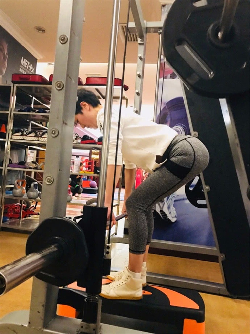 杨乐乐健身近照,大家注意力放在第三张,网友:汪涵有福气