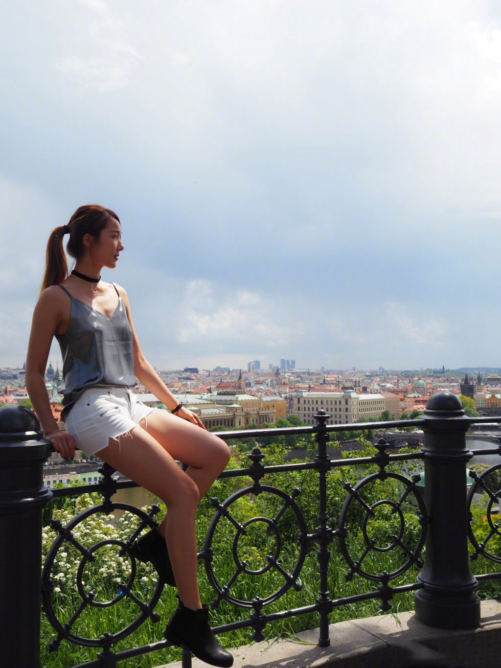 李亚男真敢穿!深v裙开到腰,不惧春光外泄,网友:祖蓝不介意吗