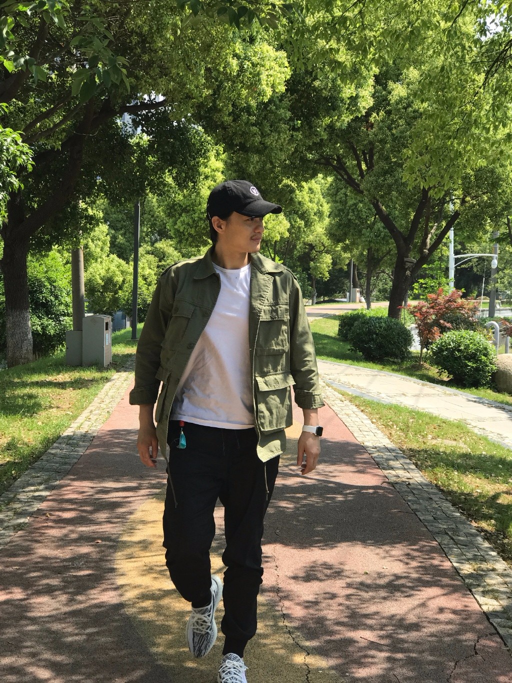 周一围白色休闲套装机场走秀35岁的深沉大叔魅力爆棚