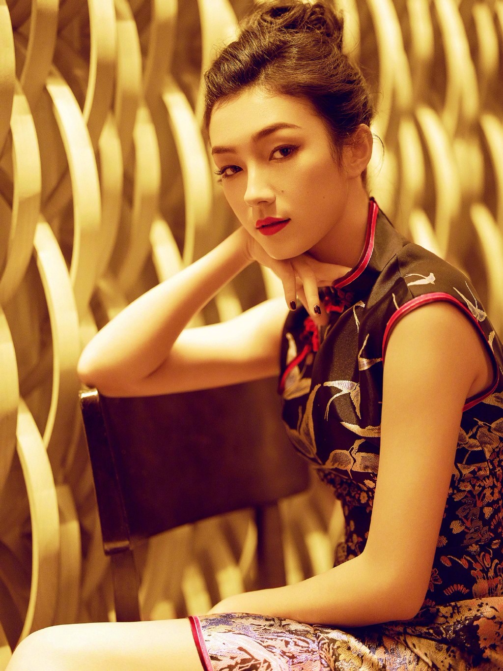 刘承羽旗袍写真曝光身着仙鹤绣纹旗袍或清冷自持或珊珊可爱