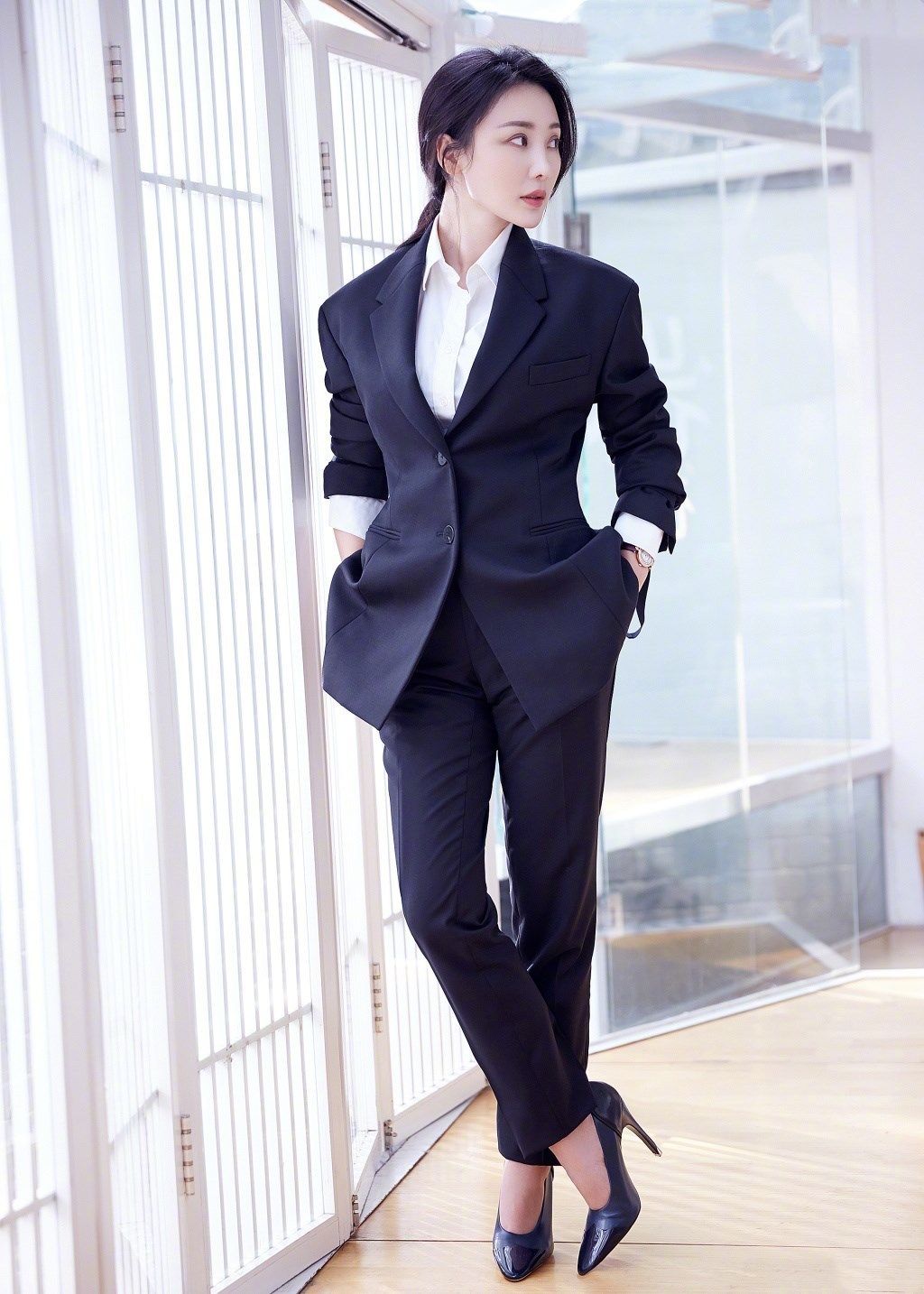 柳岩风格大变全身裹的密不透风网友穿成这样是想嫁人了么