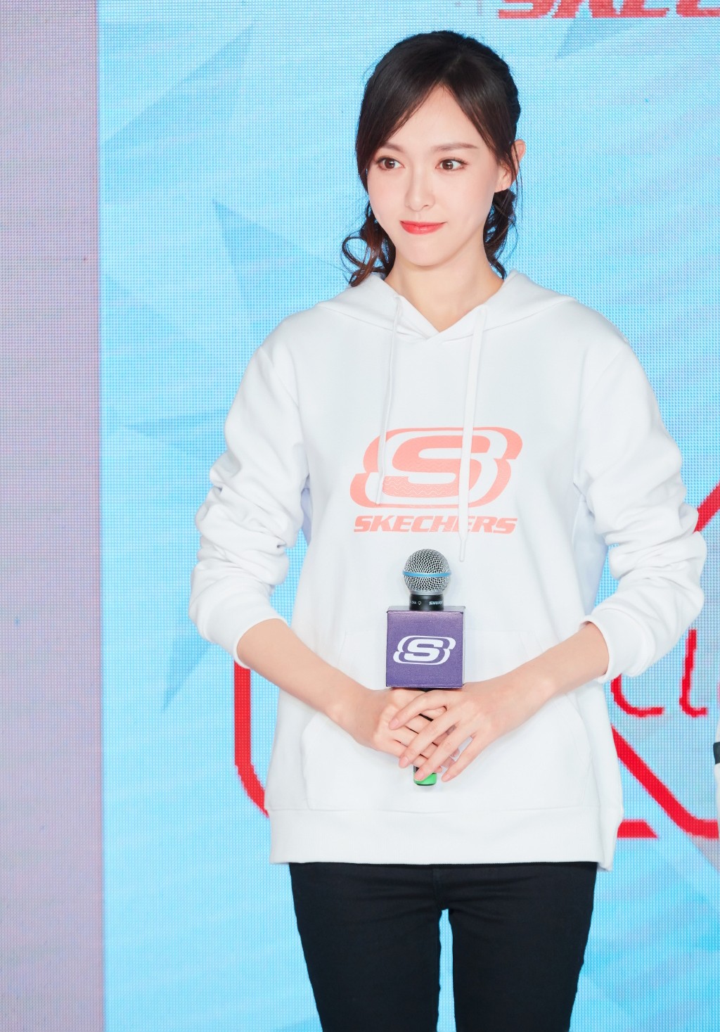 唐嫣红唇美肌靓丽动人!一袭运动休闲装清爽利落,美如初恋