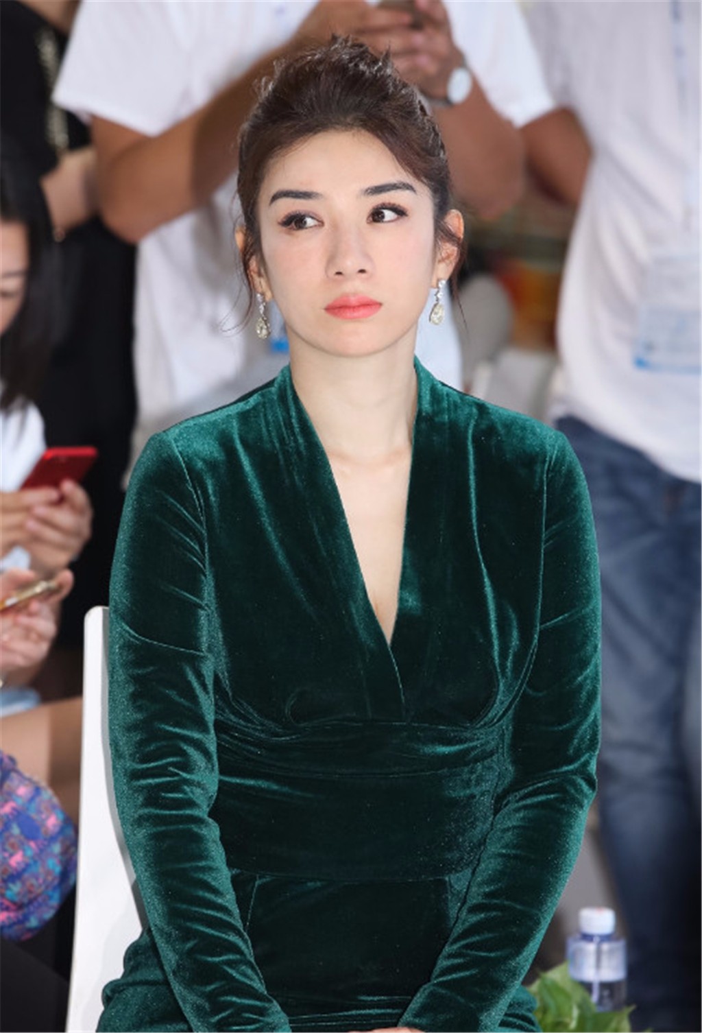 黄奕出席活动近照胯宽腿粗显尴尬网友难怪黄毅清放弃她