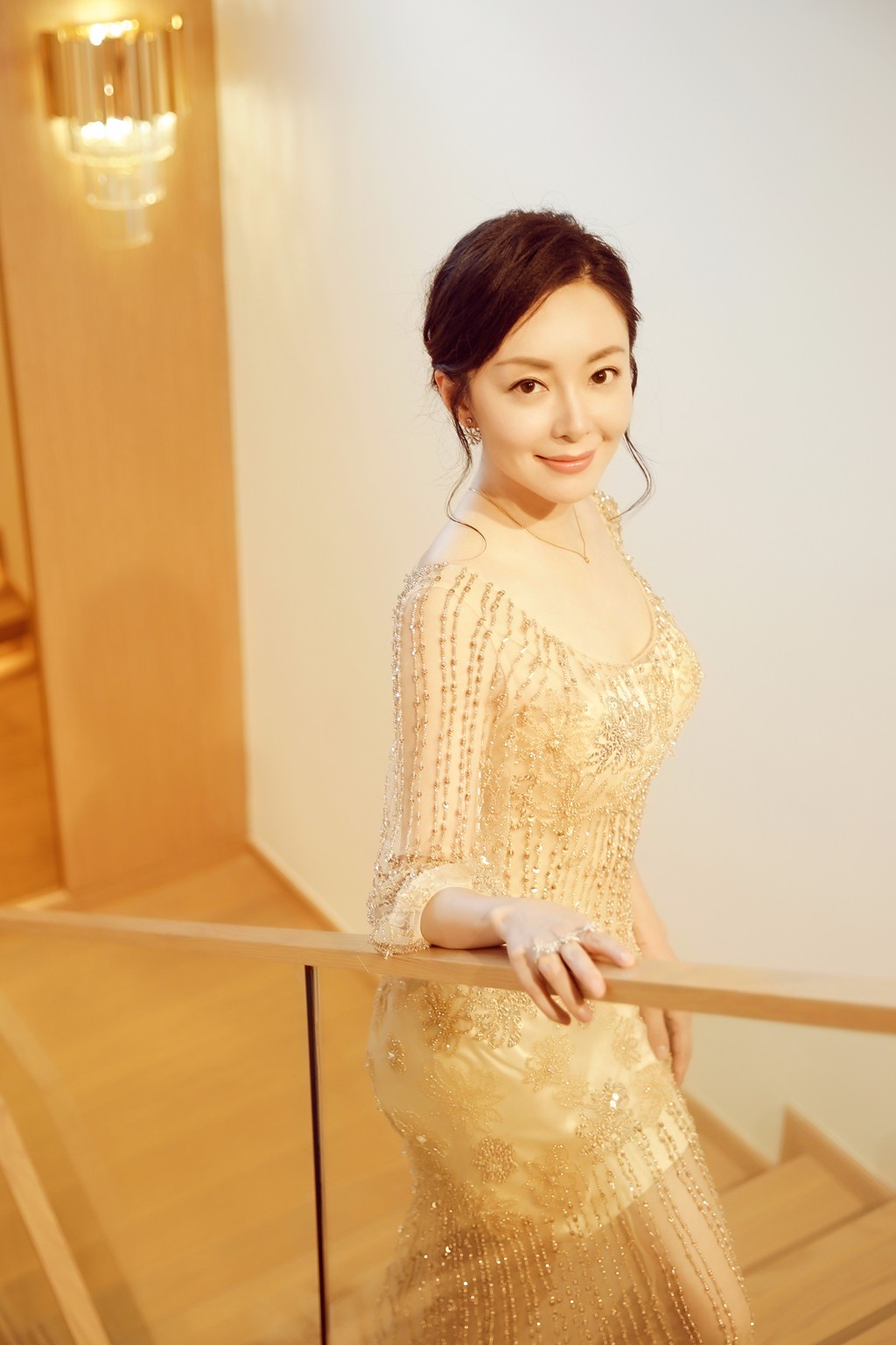 许榕真华丽大片气质佳曼妙身姿尽显浪漫风情