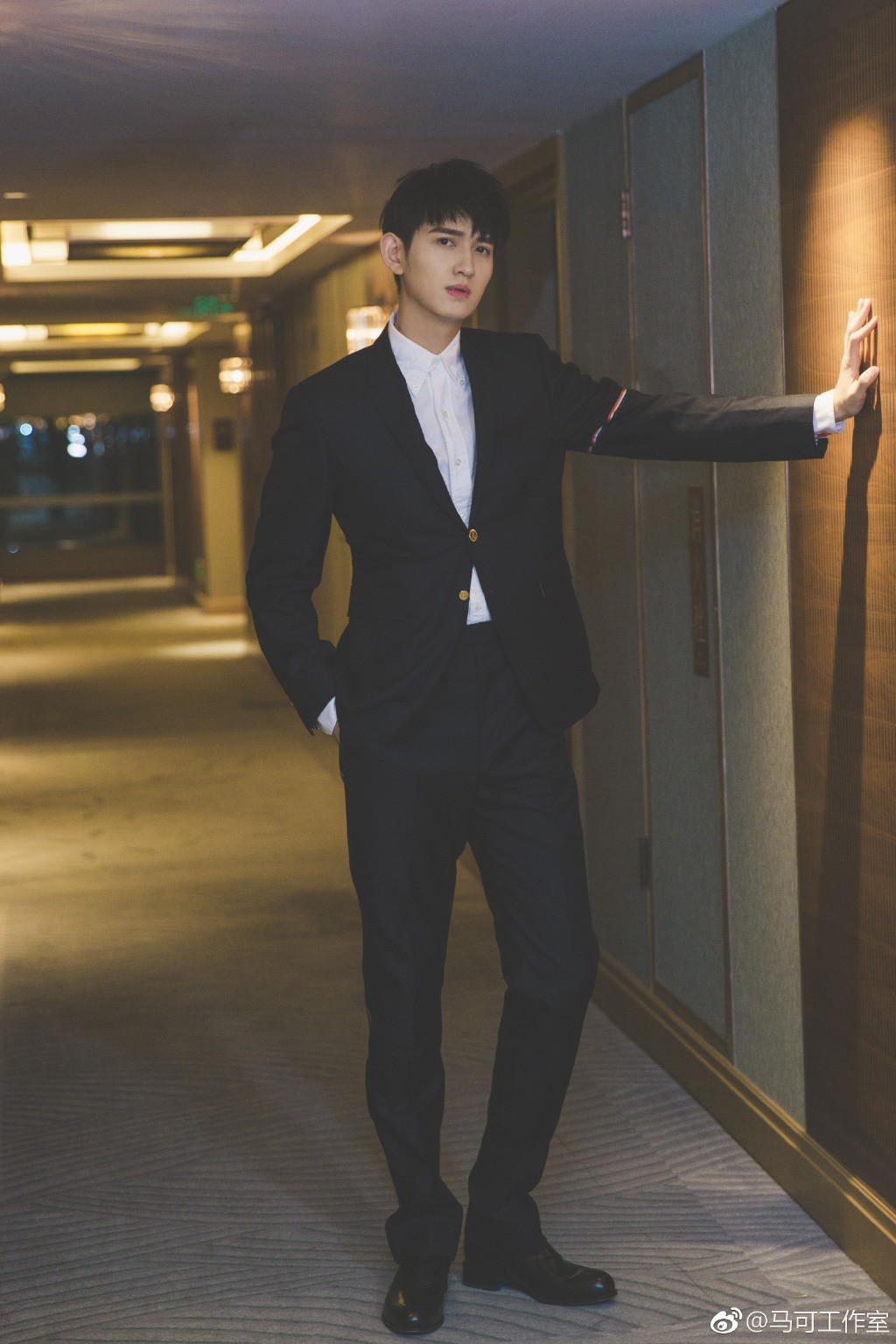 马可一米八六的男神身高搭配一双大长腿,完美hold住关晓彤一米七身高