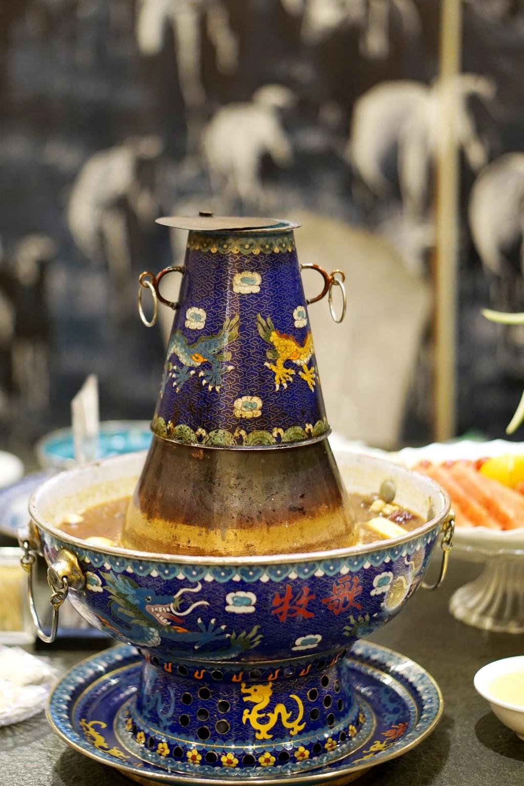 草原牧歌家的锅底极具蒙古特色,鲜咸的蒙古奶香锅,不上火的蒙氏香辣锅