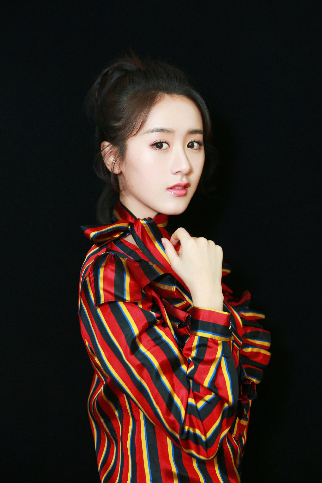 袁冰妍晒美照俏皮可爱,不过这件"小丑衬衣"有点拖后腿