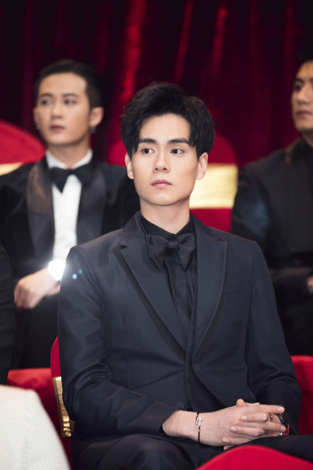 胡一天现身机场面容略显疲惫!发型被风吹成炸毛帅气不减!