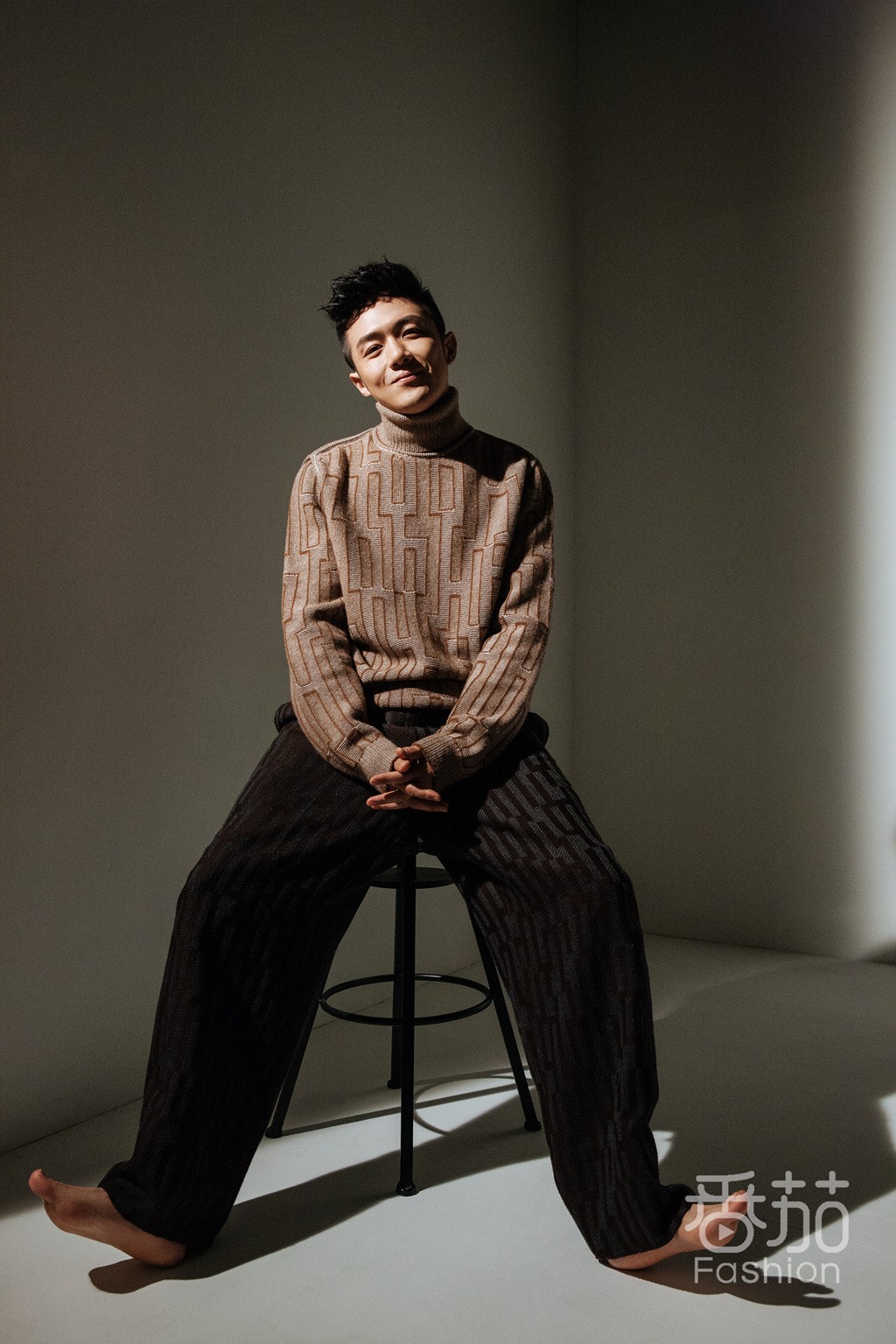 近日,演员李泽锋曝光了一组为《番茄fashion》杂志拍摄的时尚大片.