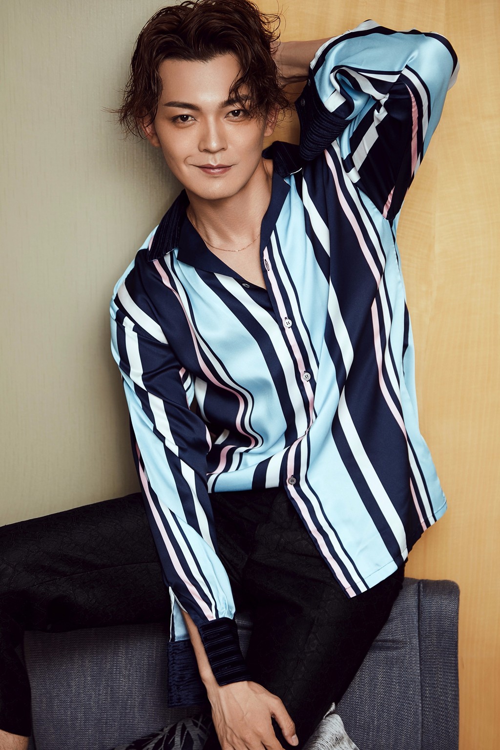 闫肃日系格调大片玩味迷人 诠释熟男进阶之路