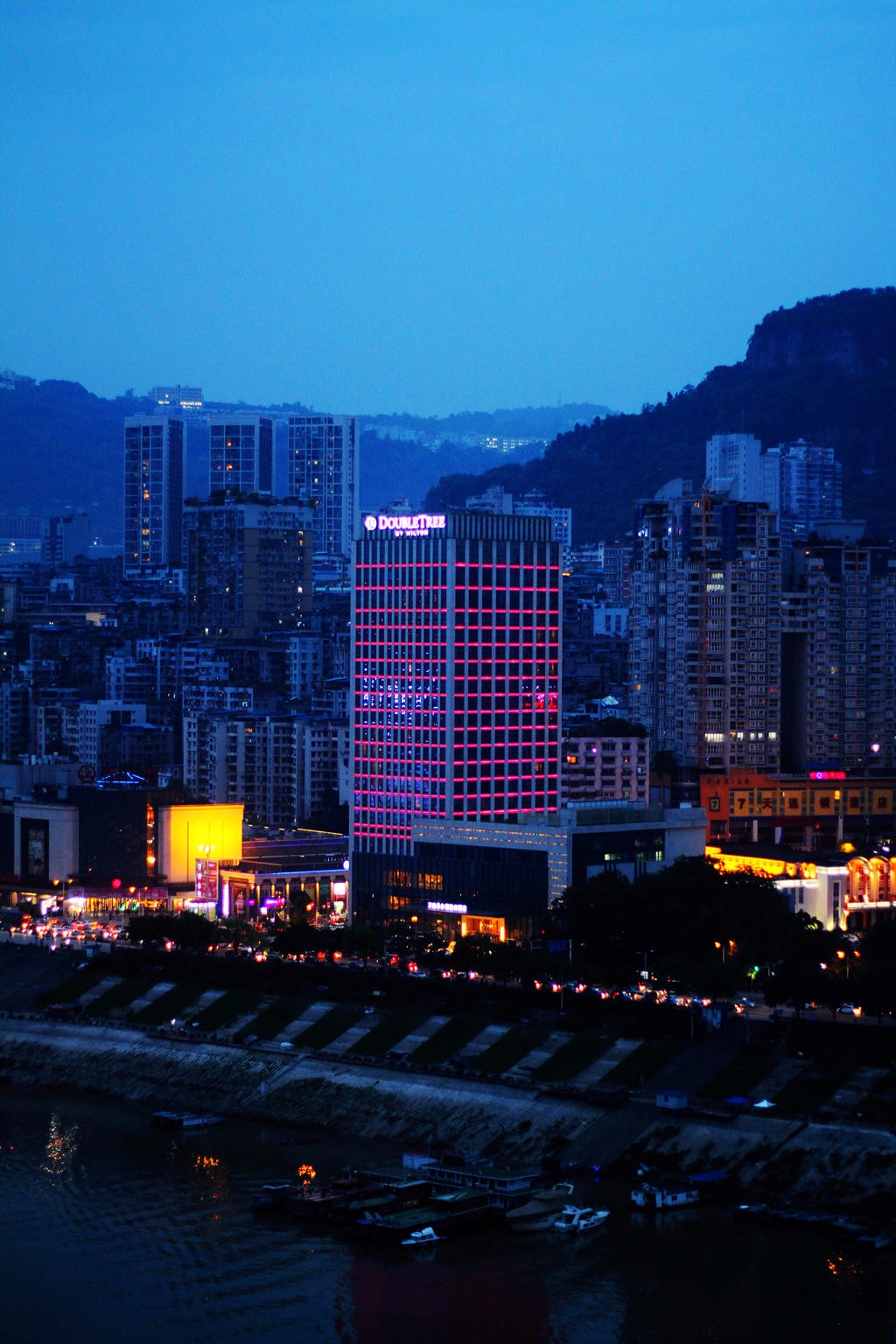 重庆第二大城市万州:夜色迷离下人们各自忙着,风景依然绚烂!