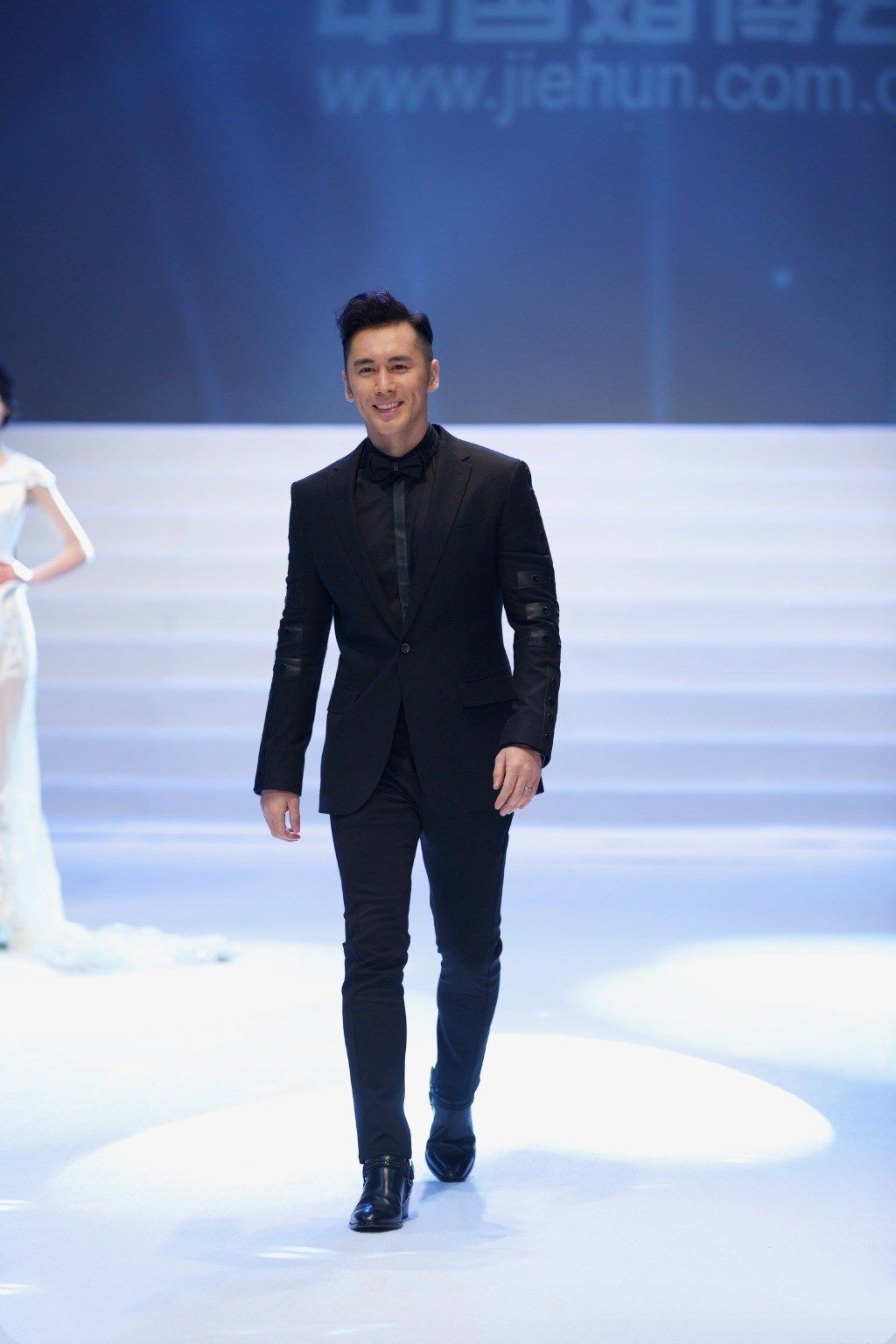 厉害了张伦硕机场秀破洞裤里穿豹纹秋裤网友钟丽缇的小野猫