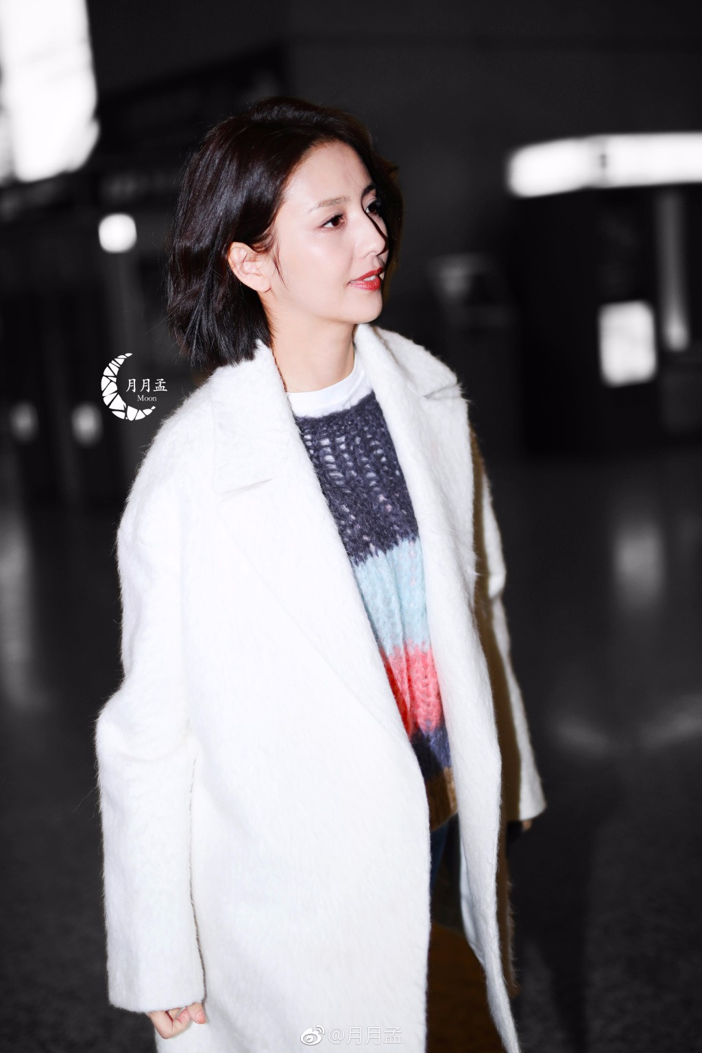 佟丽娅白衣红唇,内搭拼色毛衣搭配牛仔裤现身机场