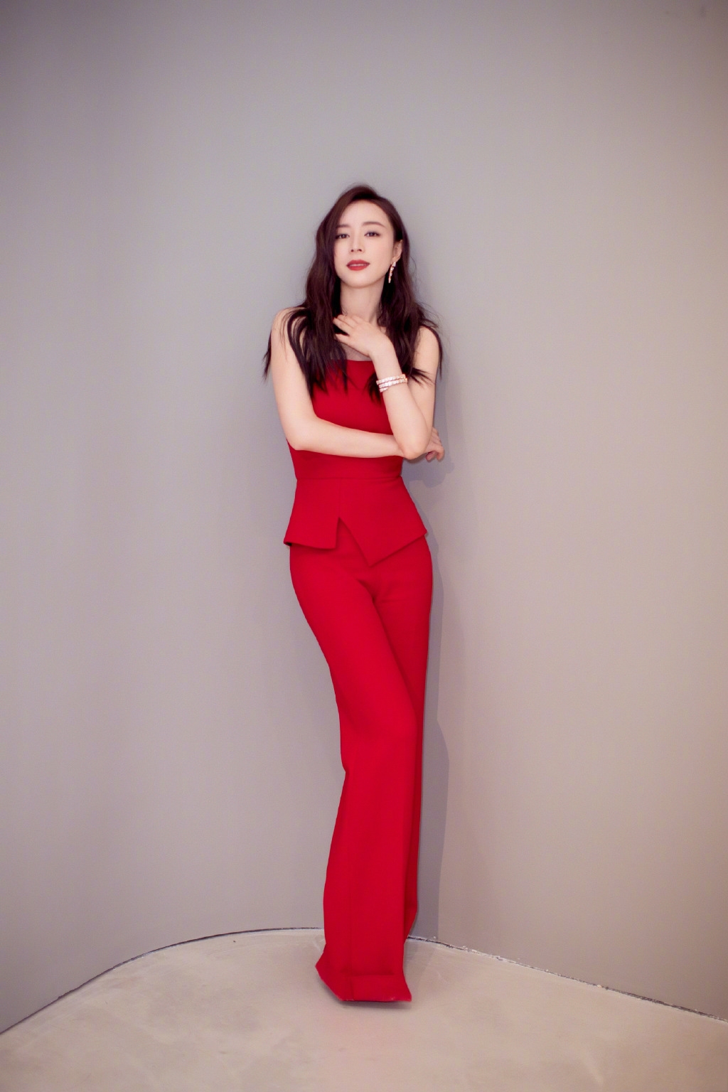 张静初披着一头棕色长发,身穿着火焰红色抹胸纯露出迷人的香肩,全身上