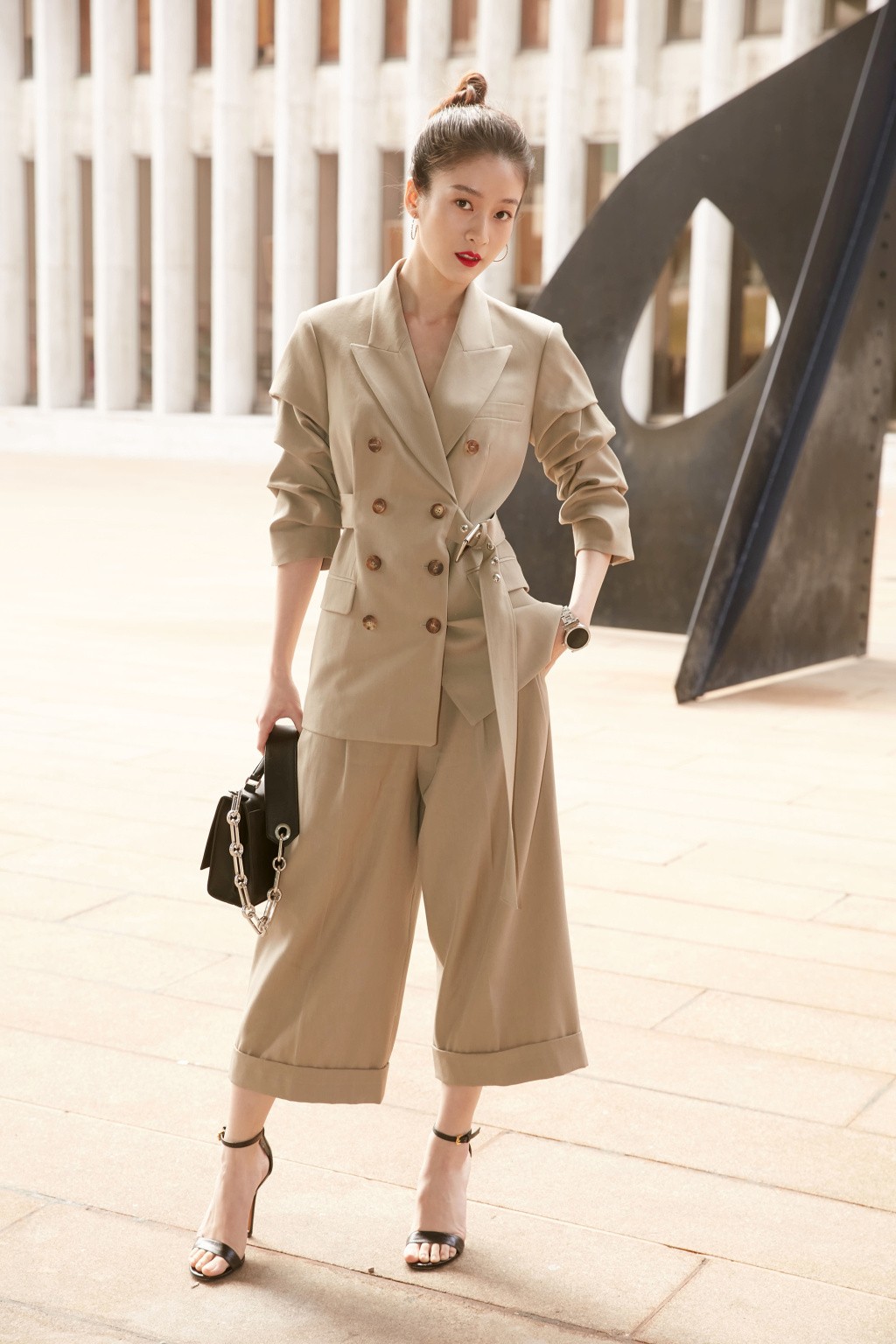 张雪迎双排扣西服套装变成"小矮人",身高怕是只有1米5了