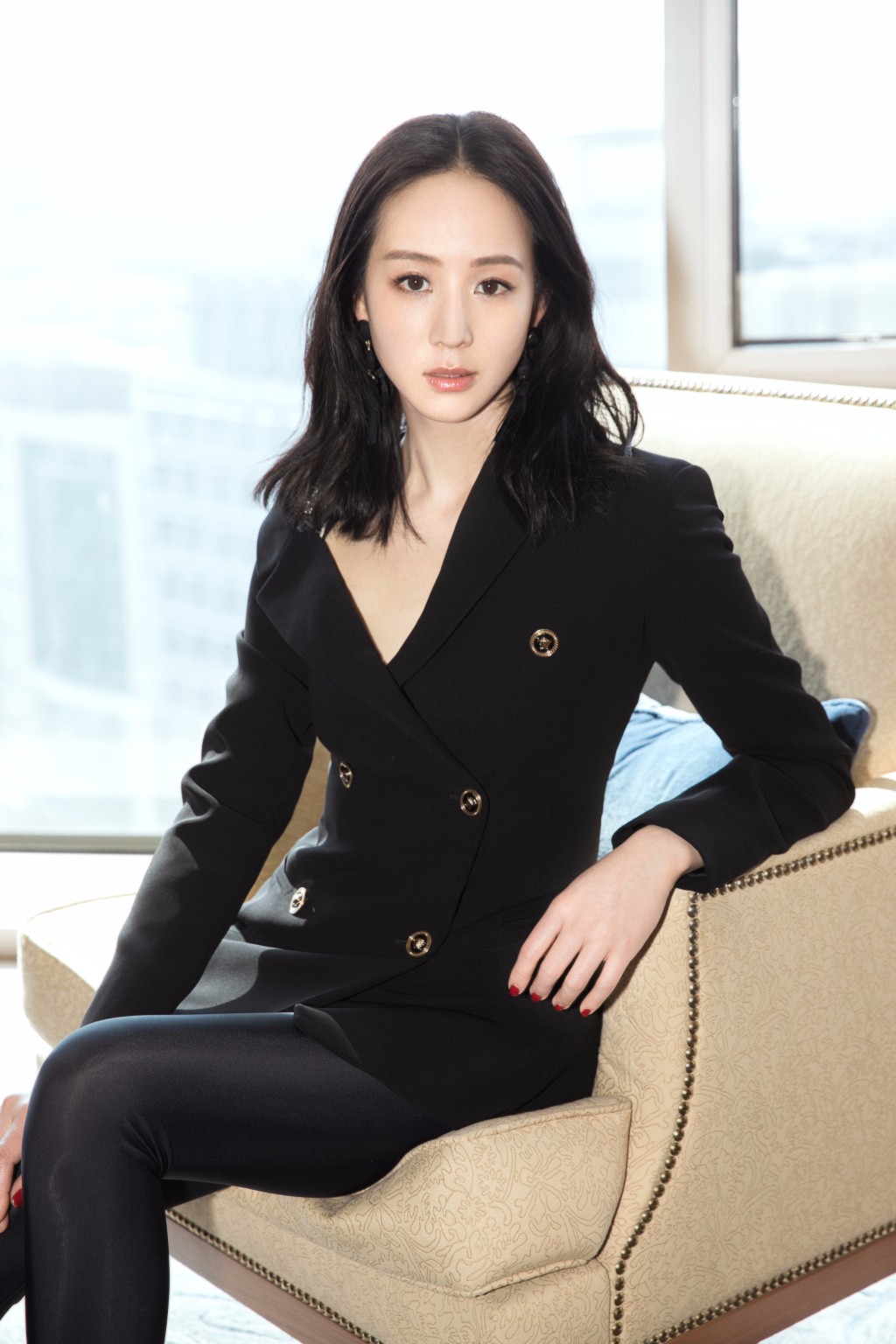 张钧甯一身versace黑色西装亮相闺蜜2发布会帅气不失性感