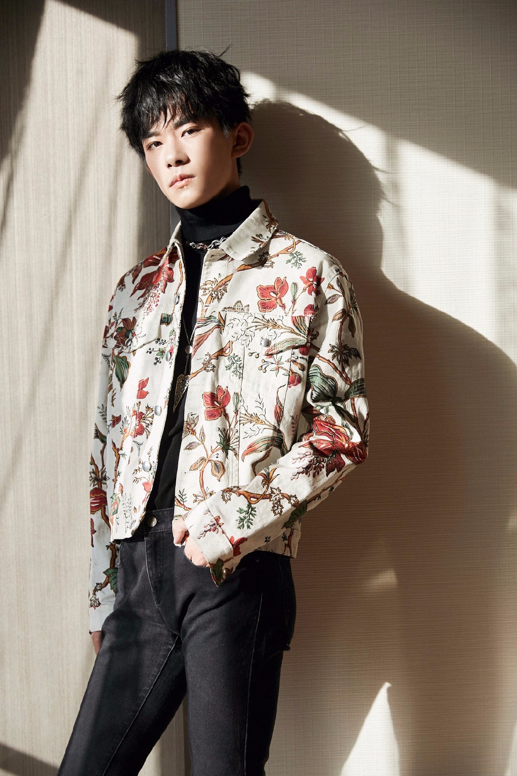 易烊千玺扎小辫露酒窝走起嘻哈风,皮肤嫩得可以掐出水来