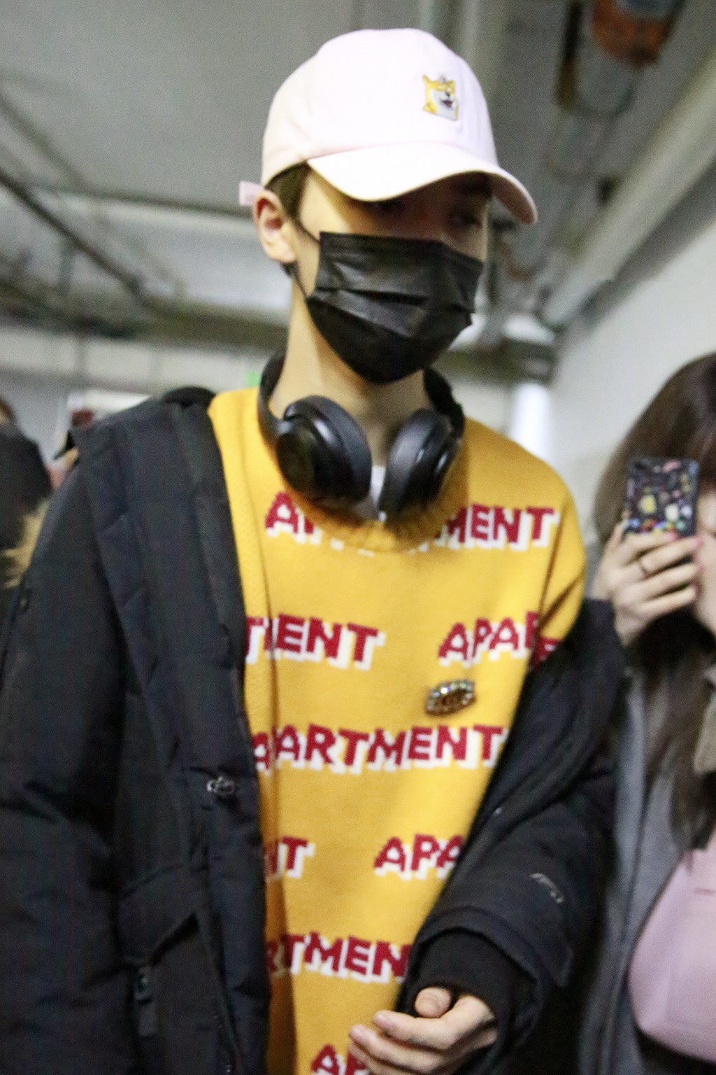 朱正廷戴粉色棒球帽萌萌哒,不好好穿衣依旧帅气有型