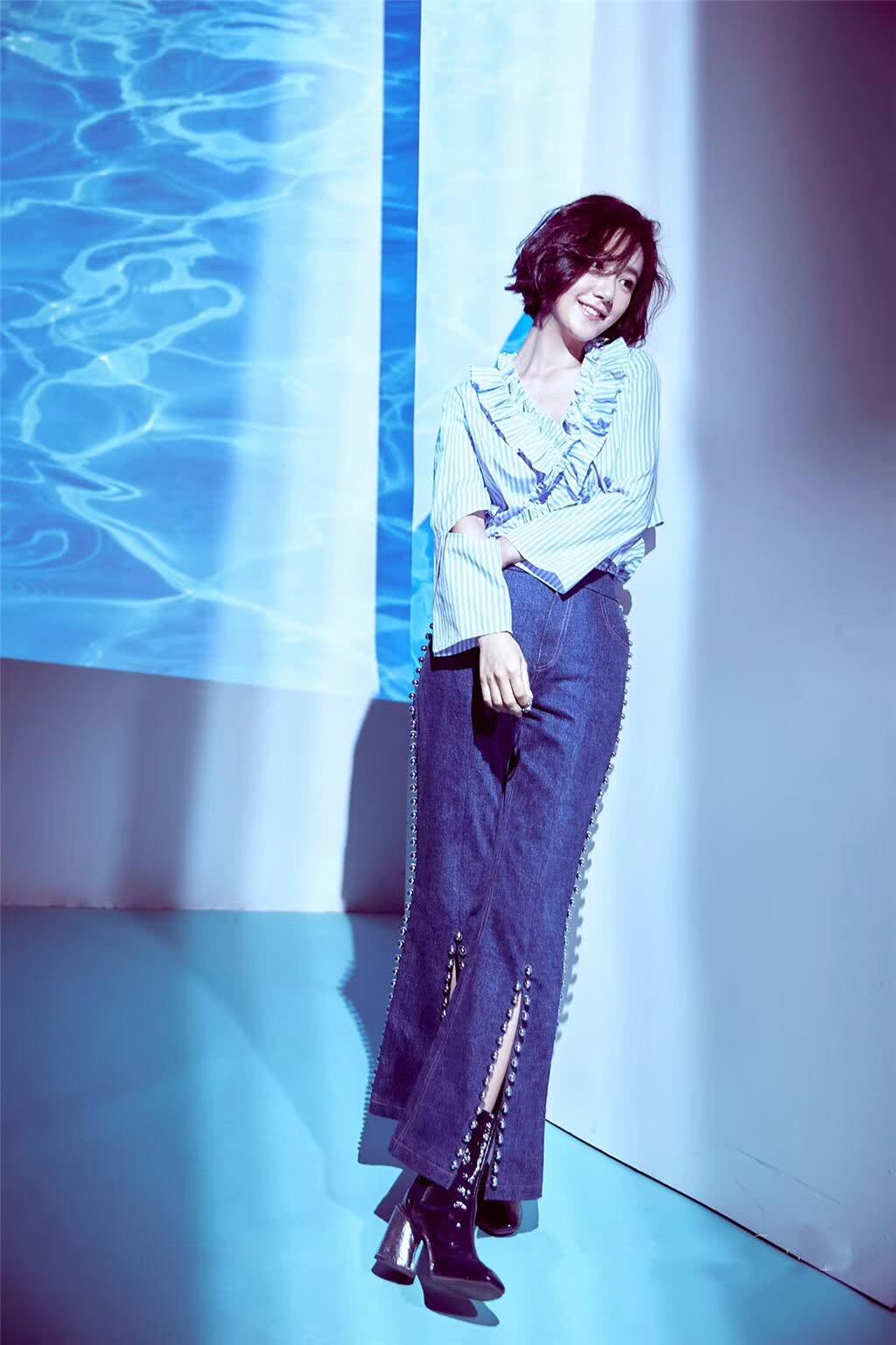 李倩身穿白色连衣裙,白色的裙子将她的肤色衬得更加白皙,嘴角有痣却长