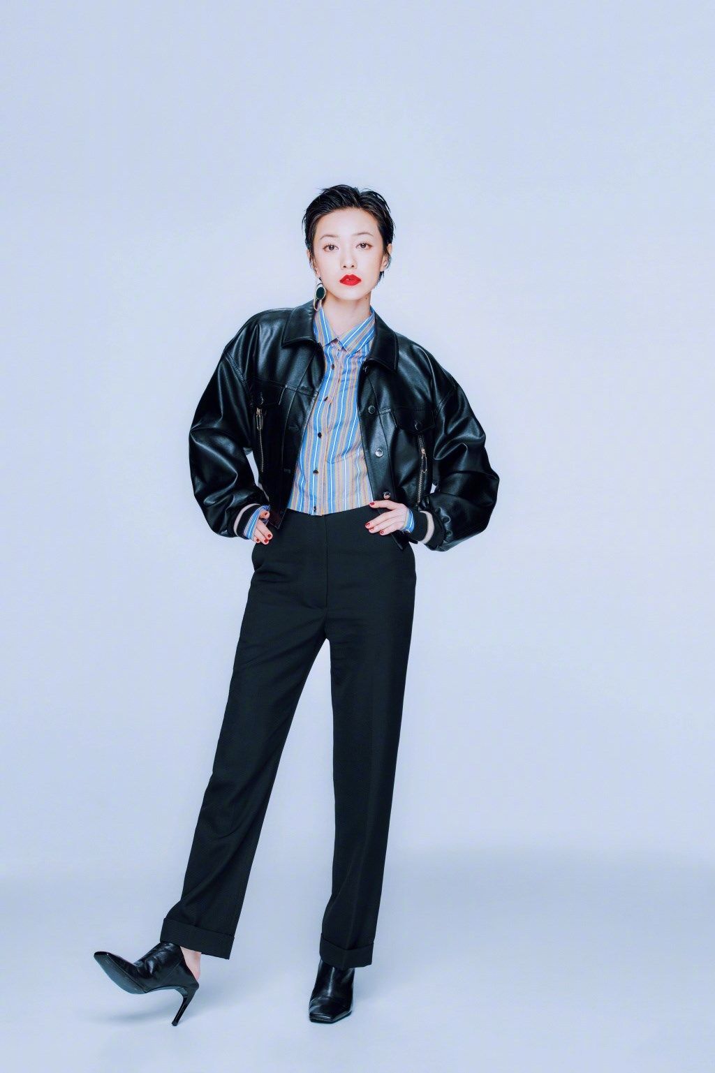 郭采洁梳大背头挑战格纹西装,甜美女生变时尚御姐,网友:帅呆了