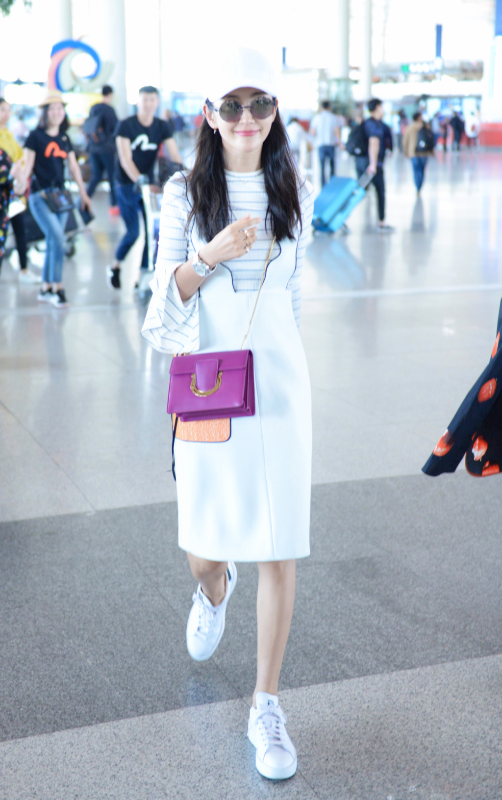 李冰冰身穿开叉裙配毛衣现机场 网友:45岁了还这么风情万种!