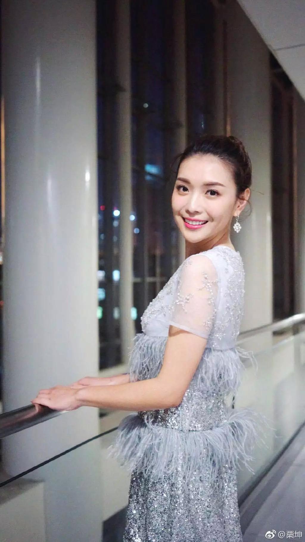 并且她和春妮经常作为晚会cp在一起搭配,俩人在2018年北京台春晚上的