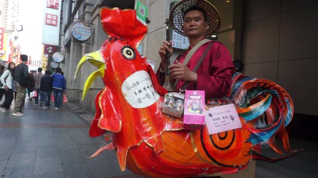 唢呐响鸡公榄广州上下九彩色大公鸡带给你各种味道的橄榄