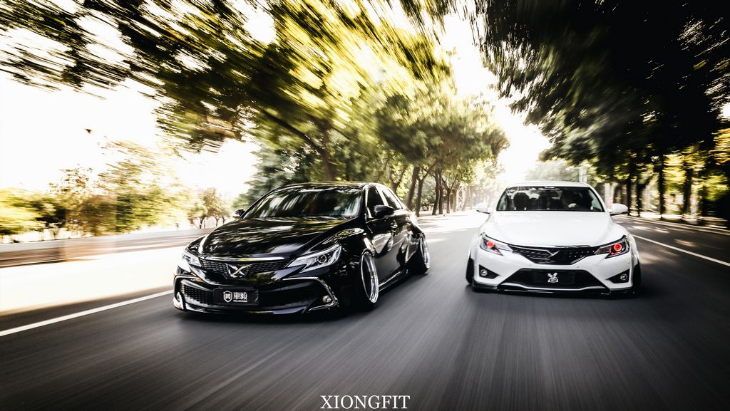 国内惊现最新款锐志,无兄弟不改装,两车上演黑白双煞!