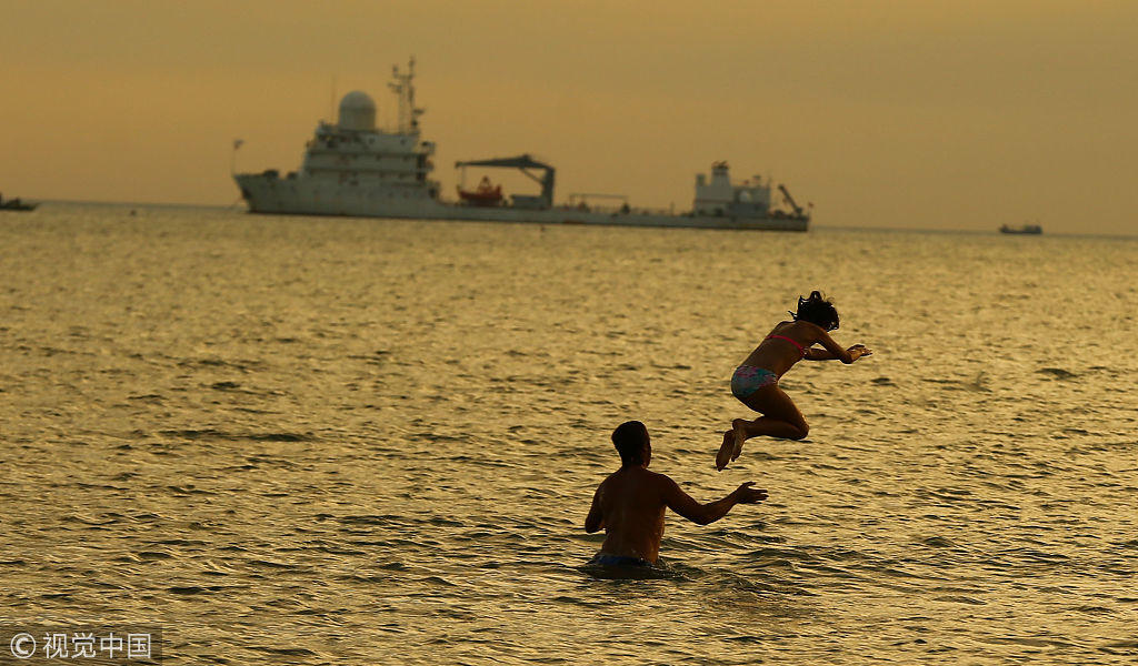 三亚大寒时节频添热力 游人海边戏水温暖如夏
