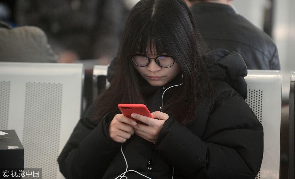 扬州市汽车客运站旅客增多 "低头族"等车玩手机