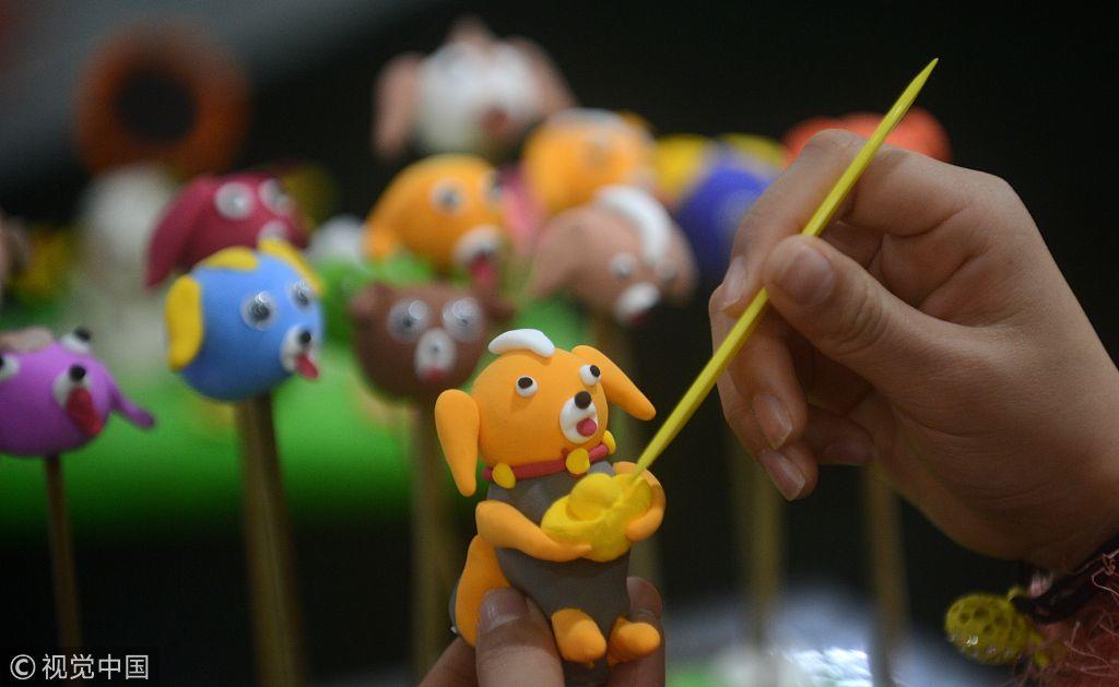 扬州:还记得儿时的面人吗?"非遗"传承人用指尖造面塑狗迎新年