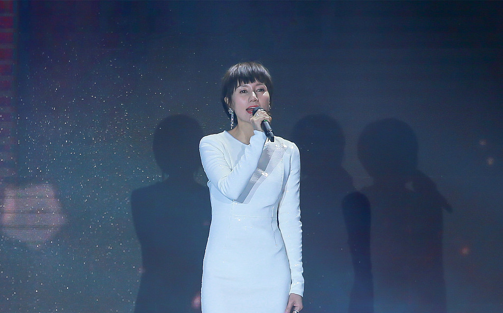 靳东 袁泉演唱《当爱已成往事》与两人剧演绎的故事不谋而合