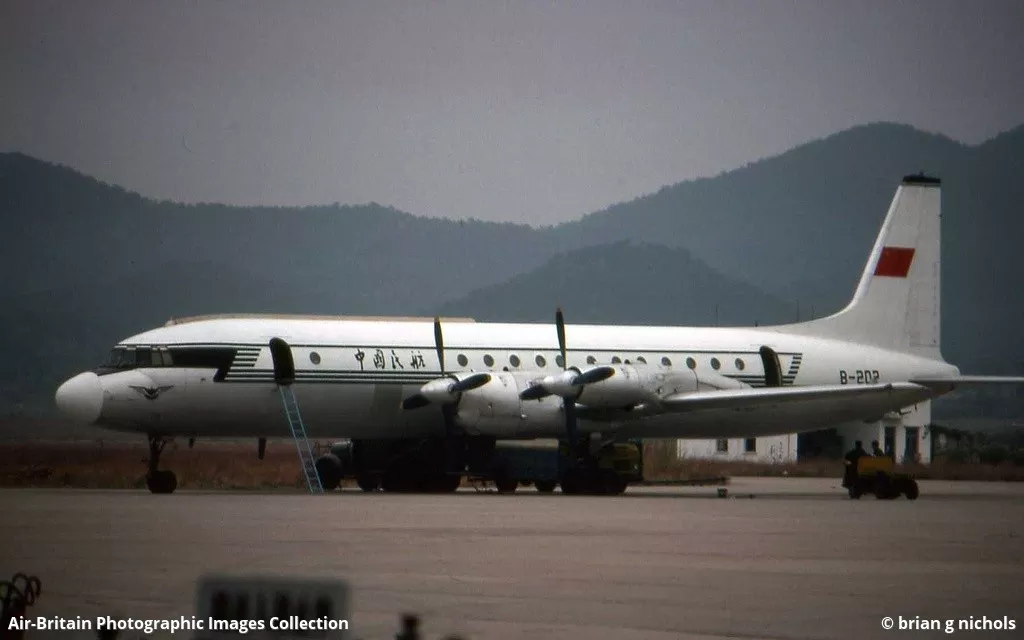 注册号为b-202的中国民航伊尔-18客机
