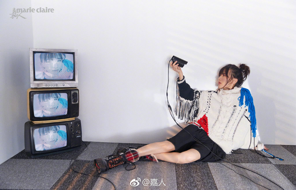 比如下图的洋葱式的衬衫叠穿 当红尖头刀子靴,把papi酱的身材优势展现