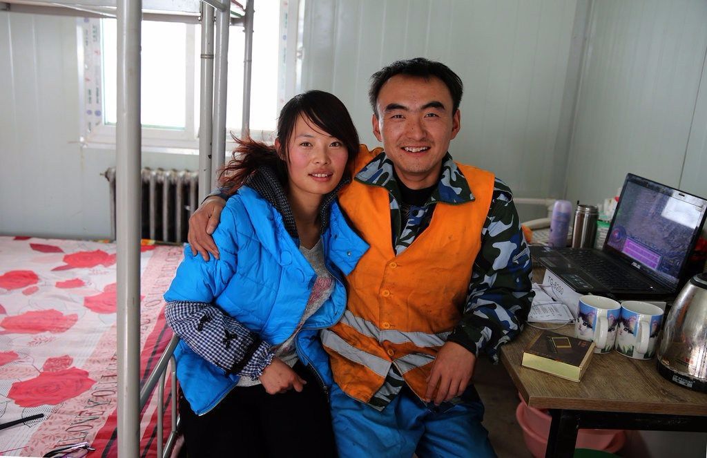 实拍工地上的夫妻生活,有些妻子美丽动人有些却很普通