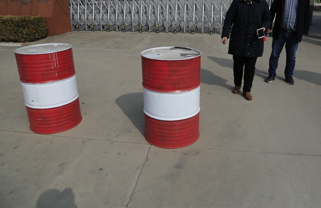 废弃油桶变身门卫校园门前站岗小编真的为这个创意点赞