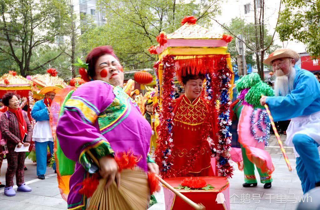 百步亭社区居民表演采莲船喜迎新春