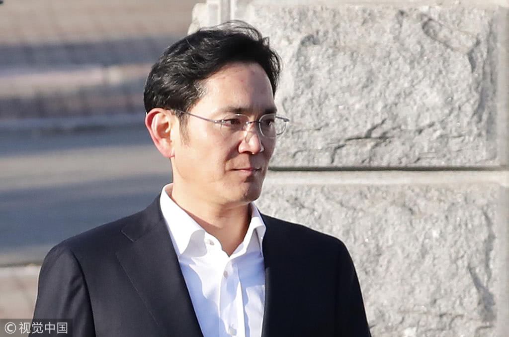 李在镕二审刑期减半缓刑释放意气风发离开首尔看守所