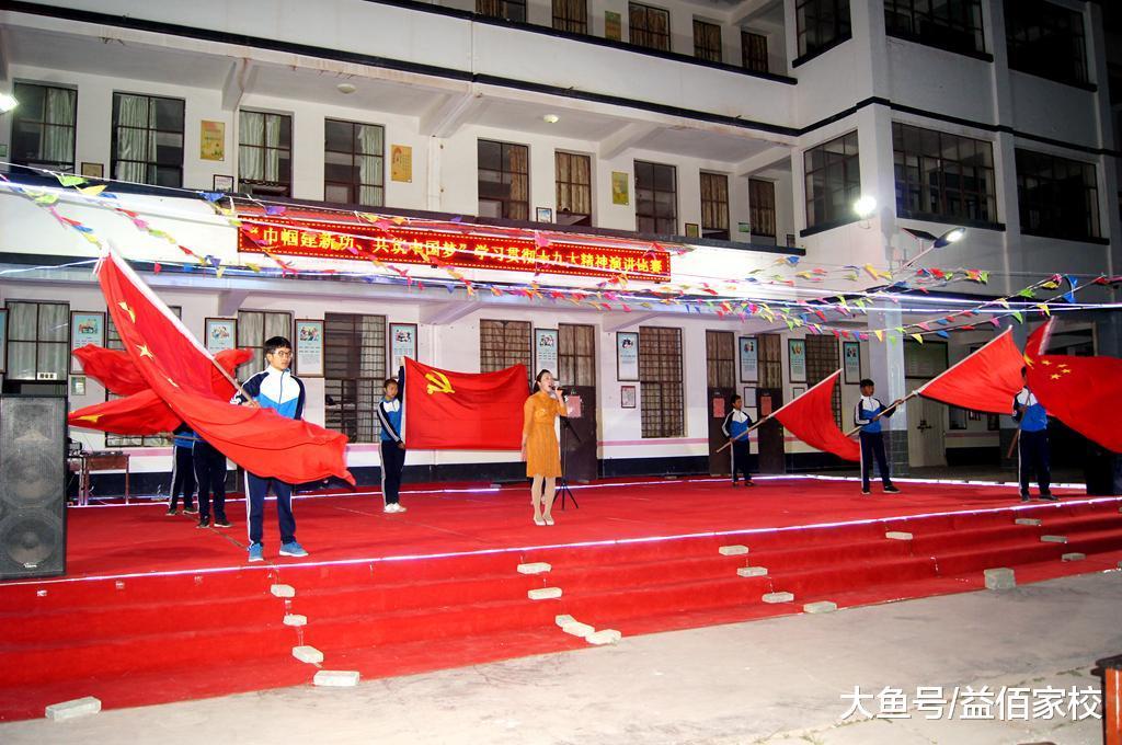 3月8日,湾甸中学全体女教师到打石场古战场遗址参观,并举行登山比赛.