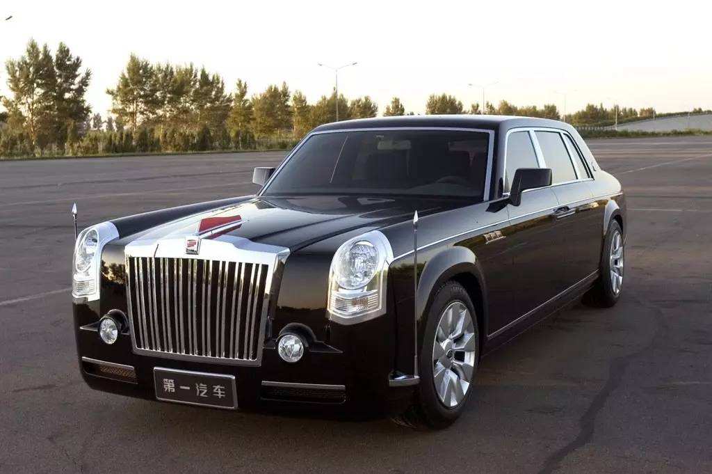 前脸进气格栅像劳斯莱斯,大灯好像凯迪拉克钻石切割大灯,这是红旗hqd