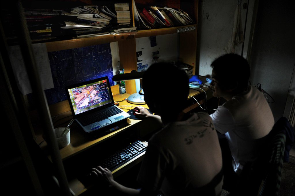 高校禁止大学生玩游戏,网友各执一词,你认为该不该禁止呢?
