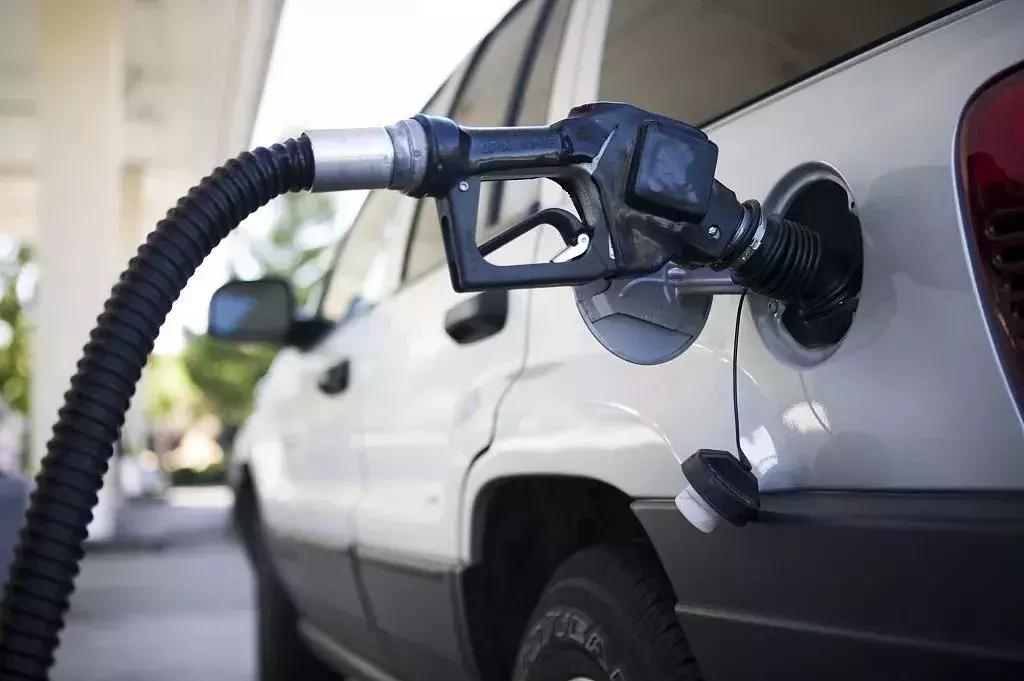 车内汽油味太重? 可能是因为加油时这个行为! 想要清除就一步