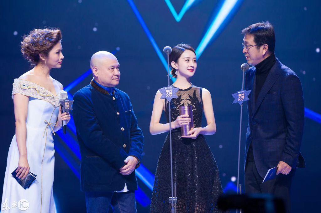 赵丽颖成为2017年度星光演员,现场向观众比爱心!却不见baby现身